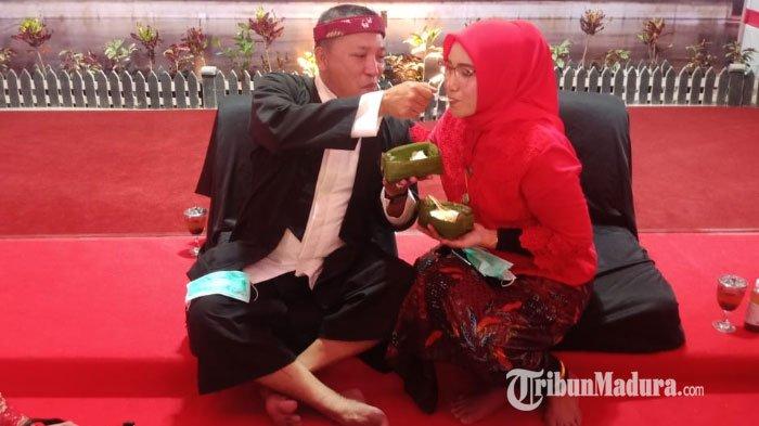 Suasana kirab budaya Ter-ater Tajin Sappar di Pendopo Trunojoyo Sampang Jalan Wijaya Kusuma, Kecamatan Sampang, Kabupaten Sampang, Madura, Selasa (22/9/2020).