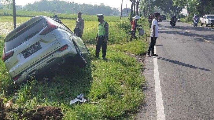 Kondisi Mobil nyungsep ke sawah pinggir Jalan Raya Desa Taman, Kecamatan Jrengik, Kabupaten Sampang, Madura, Senin (12/4/2021) pukul 06.30 WIB.
