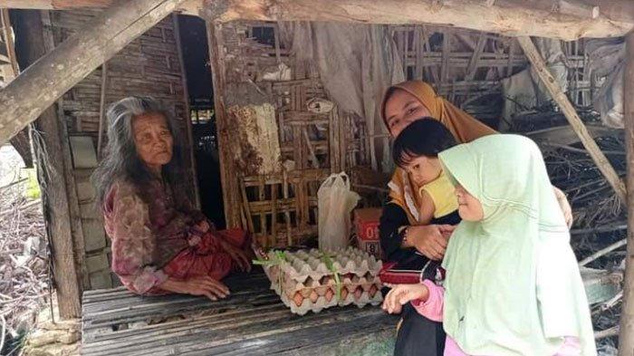 Kondisi Nenek Sidah, warga Dusun Beltok, Desa Larangan Badung, Kecamatan Palengaan, Kabupaten Pamekasan, Madura.