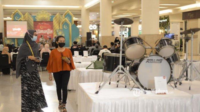 Pengunjung mengamati barang yang dipajang dalam Mantan Fair di Royal Plaza Surabaya, Rabu (5/5/2021).