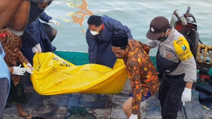 Mayat laki-laki yang ditemukan mengambang di perairan Pulau Giligenting, Sumenep, Madura, Jawa Timur, Kamis (18/2/2021) siang.