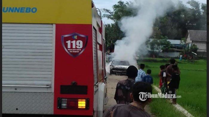 Mobil Mitsubishi Galant ludes terbakar di area persawahan di perbatasan antara Desa Kandeben dan Desa Rongdurin, Kecamatan Tanah Merah, Kabupaten Bangkalan, Jumat (2/4/2021).