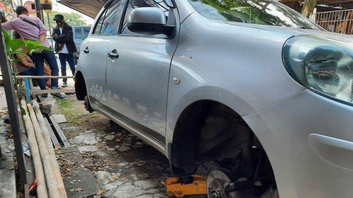 mobil Nissan March yang keempat rodanya dicuri saat diparkir di pinggir Jalan Dr M Hatta, Kota Tasikmalaya, Sabtu (28/11).