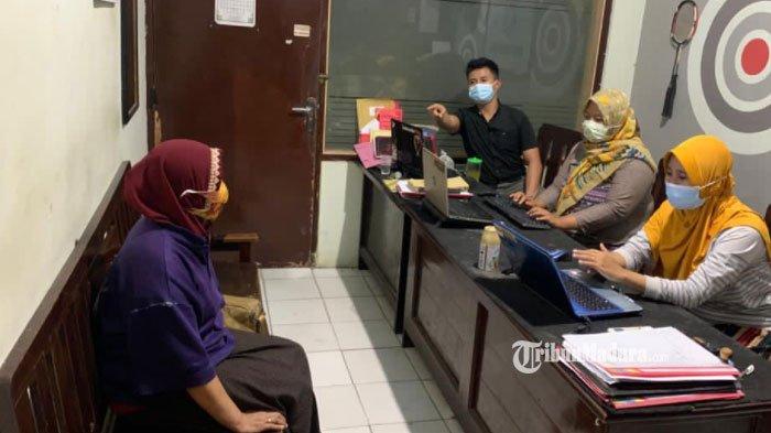 Muncikari S (51) saat diintrogasi penyidik Satreskrim Polres Pamekasan, Rabu (24/3/2021).