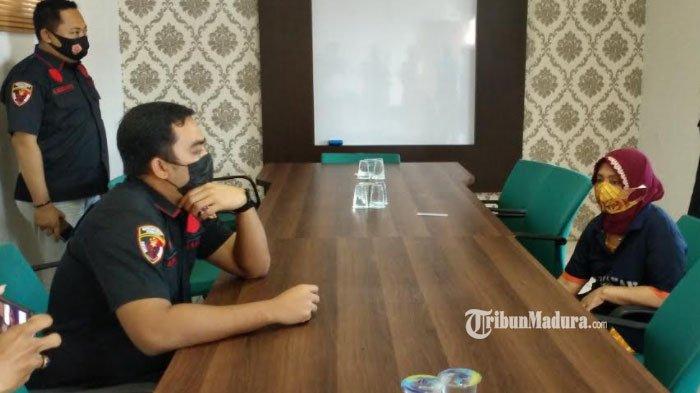 Muncikari S saat diinterogasi oleh Kasatreskrim Polres Pamekasan, AKP Adhi Putranto Utomo di ruang pengaduan Polres Pamekasan, Madura, Rabu (24/3/2021).