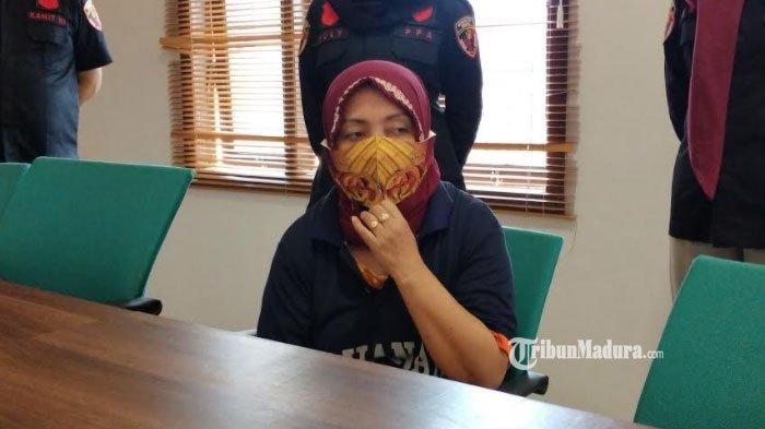 Muncikari S saat diinterogasi di ruang pengaduan Polres Pamekasan, Madura, Rabu (24/3/2021).