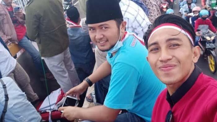 Musfiqul Khoir (kopiah hitam) saat berunjukrasa di Jembatan Suramadu, Senin (21/6/2021). Nama Musfiqul Khoir menjadi perbincangan setela demonya dianggap sukses mengakhiri penyekatan di Suramadu.