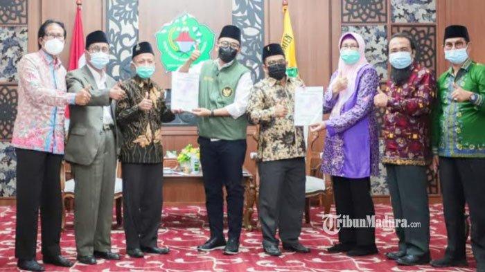 Bupati Pamekasan, Baddrut Tamam (kempat dari kiri) saat menerima naskah akademik dari perwakilan Rektor Madura di aula Peringgitan Dalam Pendopo Mandhapa Aghung Pamekasan, Rabu (17/2/2021).
