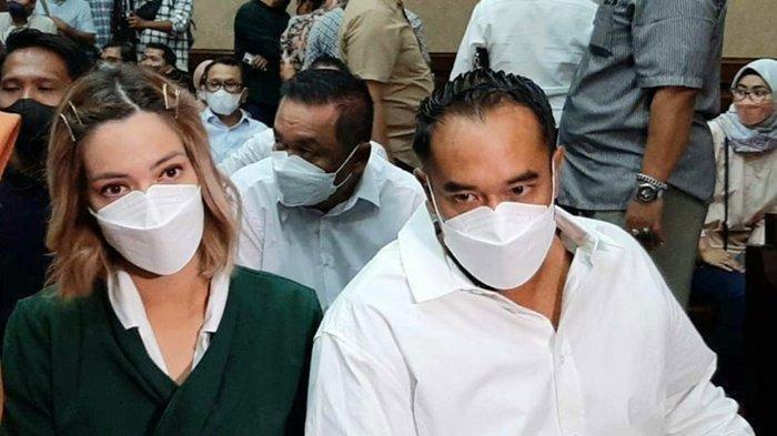 Nia Ramadhani dan Ardi Bakrie menjalani sidang putusan kasus penyalahgunaan narkoba di Pengadilan Negeri Jakarta Pusat, Selasa (11/1/2022).