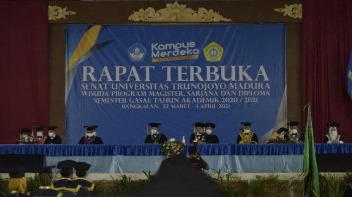 Universitas Trunojoyo Madura (UTM) menggelar Rapat Terbuka Senat UTM dalam Rangka Wisuda XXIX Program Magister, Sarjana, dan Diploma Semester Gasal dan Genap Tahun Akademik 2020/2021 di Gedung Pertemuan UTM, Sabtu (27/3/2021).