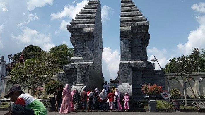 Para pengunjung hendak masuk ke Makam Bung Karno di Kota Blitar, Minggu (15/3/2020).