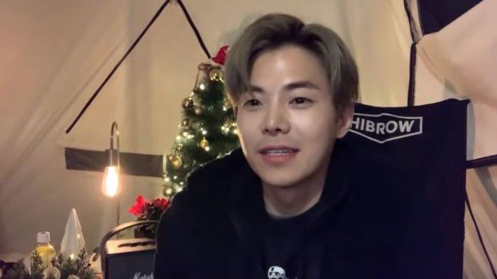 Park Eun Seok kerap membagikan pengalamannya berlibur ke pegunungan hingga pantai dalam Youtube channel pribadinya.