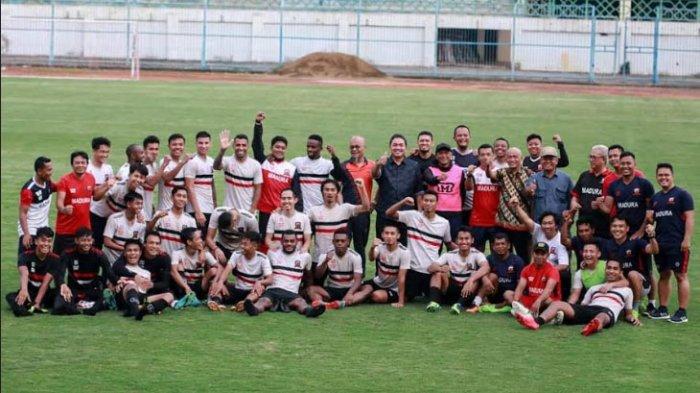 Pemain Madura United saat foto bersama di Stadion Gelora Bangkalan (SGB) sebelum pandemi Covid-19 mewabah.