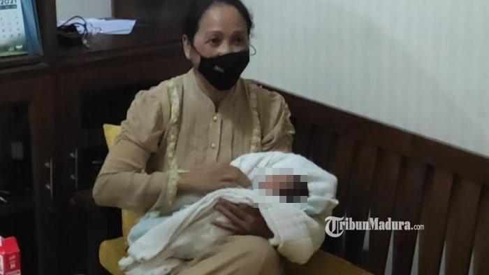 Penemuan bayi perempuan di teras rumah Jalan Menur, Kecamatan Siman, Kabupaten Ponorogo, Selasa (15/6/2021).