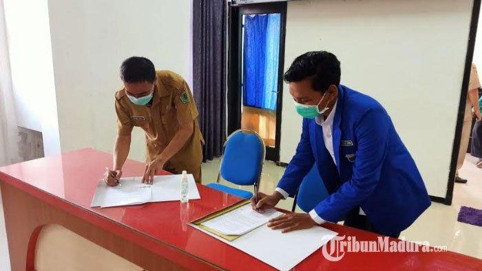Pengurus Komisariat Pergerakan Mahasiswa Islam Indonesia (PMII) Universitas Islam Madura (UIM) Pamekasan saat menandatangani MoU dengan Dinas Perpustakaan dan Kearsipan (DPK) Kabupaten Pamekasan, Senin (1/2/2021).