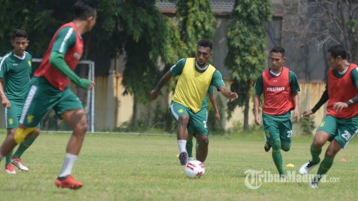 Persebaya saat menggelar latihan