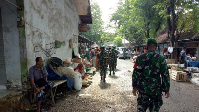 Personel Kodim Pamekasan saat blusukan ke sejumlah tempat keramaian memberikan imbauan protokol kesehatan ke masyarakat, Selasa (29/12/2020).