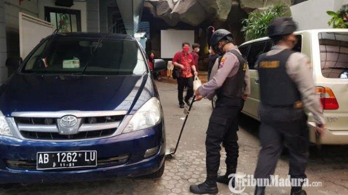 Personel Polres Pamekasan saat melakukan sterilisasi pakai metal detector di seluruh area enam gereja di Pamekasan, Madura, Sabtu (3/4/2021).