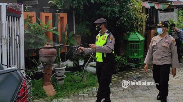 Petugas kepolisian menyemprotkan disinfektan di Perumahan Bumi Citra Persada Kabupaten Ponorogo, Kamis (24/6/2021).