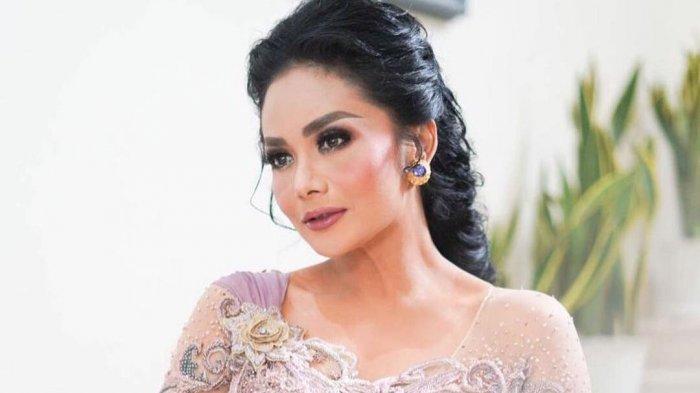 Potret Krisdayanti mengenakan kebaya buatan Anne Avantie.