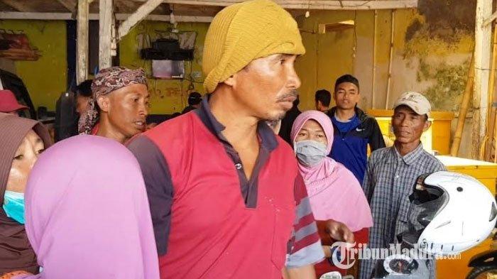 Pria berkaus merah, salah satu korban selamat kapal motor KM Berhasil II yang tenggelam di Perairan Pulau Gili Genting, Kabupaten Sumenep, Senin (15/2/2021).