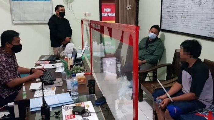 RAW (16) pelaku pembacokan tiga perempuan saat diperiksa di Polres Blitar Kota hingga, Minggu (14/2/2021).