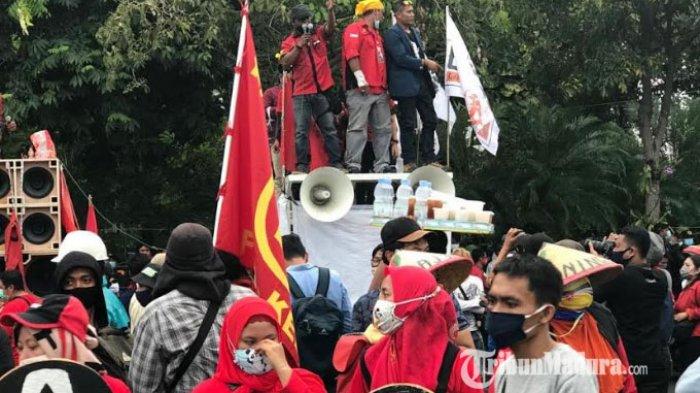 Rombongan aksi massa yang menolak omnibus law dari Getol Jatim tiba di depan Gedung Negara Grahadi Selasa (20/10/2020).