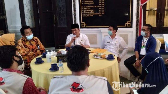 Rombongan dari Organisasi Masyarakat (Ormas) Rumah Kreasi Indonesia Hebat (RKIH) menggelar bakti sosial di tengah pandemi Covid-19, Rabu (9/9/2020).