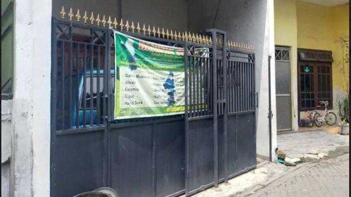 Rumah yang ditempati terduga teroris S di Jalan Simorejo Sari, Kecamatan Sukomanunggal, Surabaya, Jumat (2/4/2021).