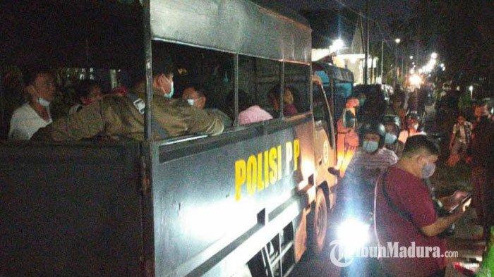 Satpol PP mengamankan empat pasangan bukan suami istri dalam razia rumah kos di kawasan Kota Mojokerto, Selasa (23/2/2021) malam.