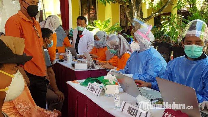 Sebanyak 1.500 warga di Kabupaten Sumenep, Jawa Timur, menjalani penyuntikan vaksin Covid-19 di Pendopo Keraton Sumenep, Sabtu (12/6/2021).