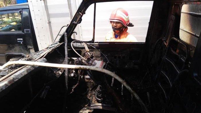 Sebuah mobil box Mitsubishi Ps 100 hangus terbakar di Jalan Raya Bluto, Desa Bungbungan, Kecamatan Bluto, Kabupaten Sumenep, Madura, Jawa Timur.