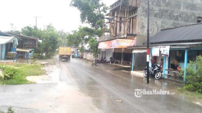 Sejumlah pengendara menepikan sepeda motornya di depan Gang Tores, Desa Jaddih Kecamatan Socah, Bangkalan ketika hujan dengan intensitas sedang disertai angin kencang menerjang, Jumat (29/1/2021)