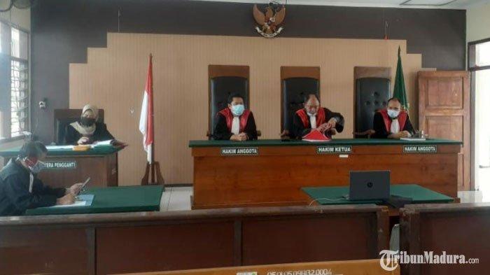Sidang online dalam agenda pemeriksaan saksi atas kasus penistaan agama dengan terdakwa Agus Ainul Yakin di Pengadilan Negeri Tuban, Kamis (26/11/2020).