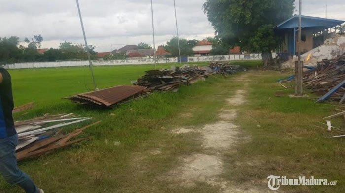 Kondisi Stadion R Soenarto Hadiwidjojo Pamekasan saat mulai dilakukan perombakan fasilitas, Senin (16/11/2020).