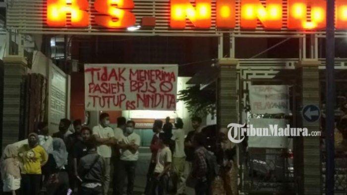 Suasana anggota DKR saat melakukan protes di depan gedung RS Nindhita Jalan Syamsul Arifin, Kecamatan Sampang, Kabupaten Sampang, Madura, Minggu (11/10/2020).