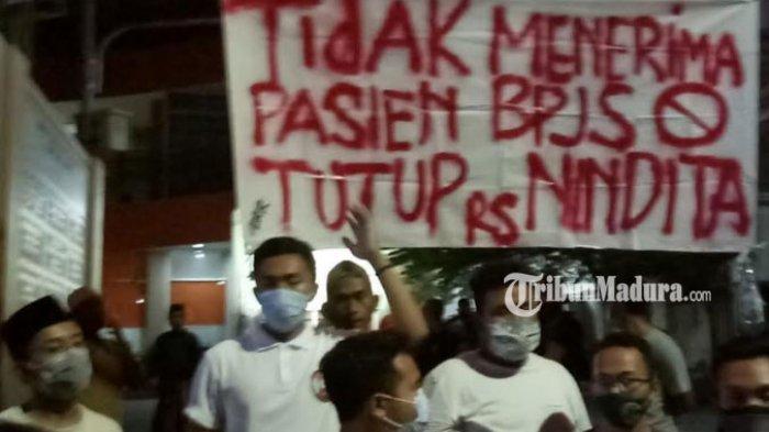 Suasana anggota DKR saat melakukan protes di depan gedung RS Nindhita Jalan Syamsul Arifin, Kecamatan Sampang, Kabupaten Sampang, Madura, Minggu (11/10/2020).