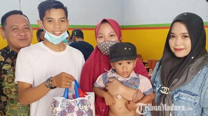 Suasana saat petugas medis melakukan khitan kepada salah satu peserta di SD Plus Nurul Hikmah, Minggu (8/11/2020).