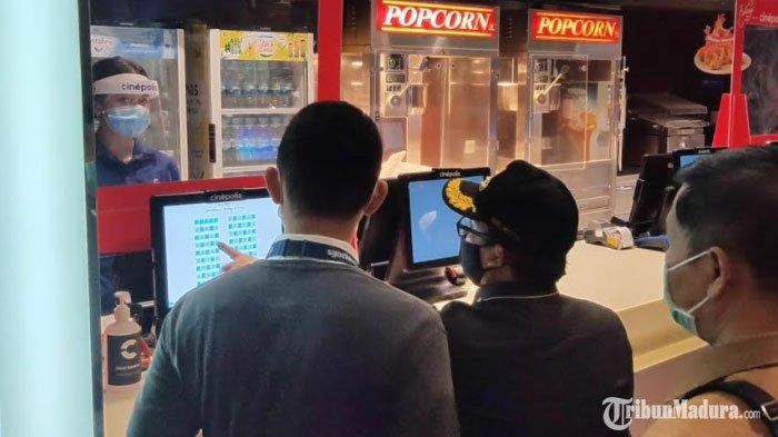 Wali Kota Malang Sutiaji saat melakukan sidak ke Bioskop di Malang Town Square, Senin (26/10).