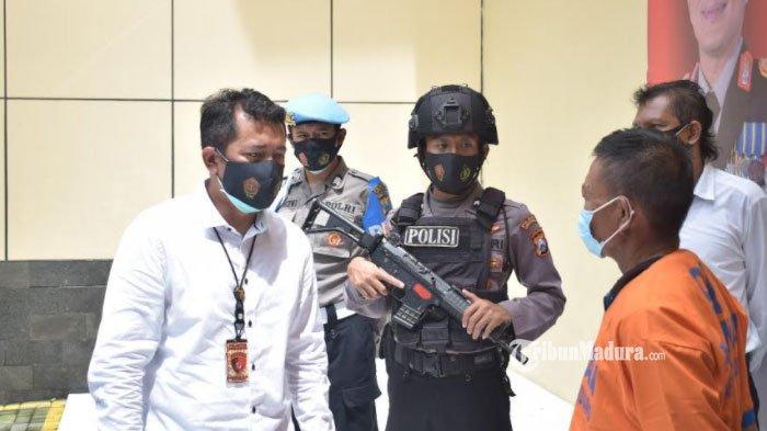 Tersangka penganiayaan di kamar rumah janda Desa Wonokupang, Kecamatan Balongbendo, Kabupaten Sidoarjo, Senin (8/2/2021).