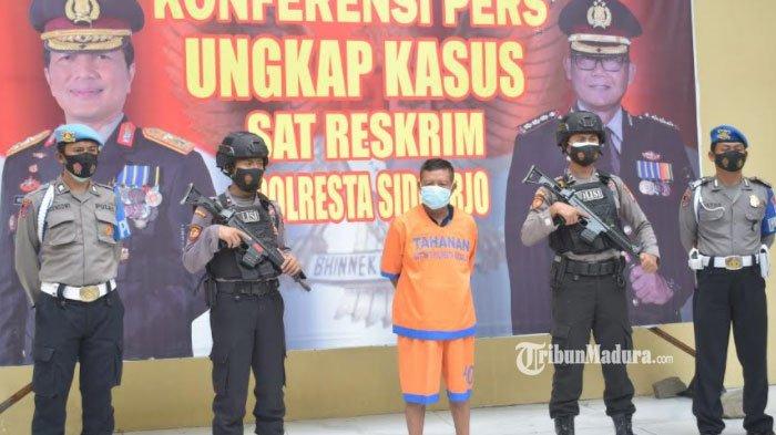 Tersangka penganiayaan di kamar rumah janda Desa Wonokupang, Kecamatan Balongbendo, Kabupaten Sidoarjo, Senin (8/2/2021).