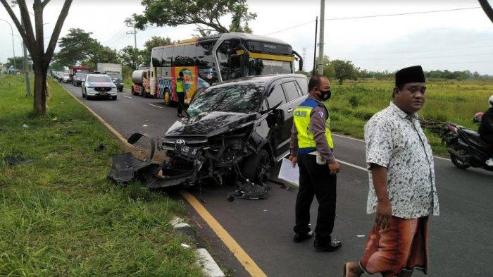 Toyota Innova bernopol L 1496 JG ringsek setelah menghindari sepeda motor dan menabrak pohon trembesi di akses Suramadu, Desa Masaran, Kecamatan Tragah, Bangkalan, Selasa (23/2/2021)