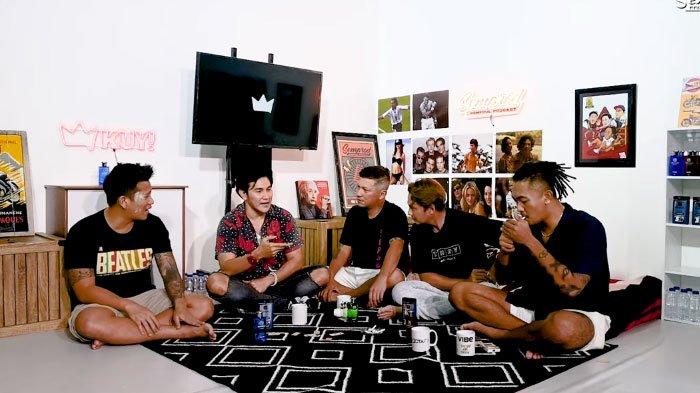 Vino G Bastian yang mengungkap alasan mengapa dirinya hanya follow Instagram istrinya saja