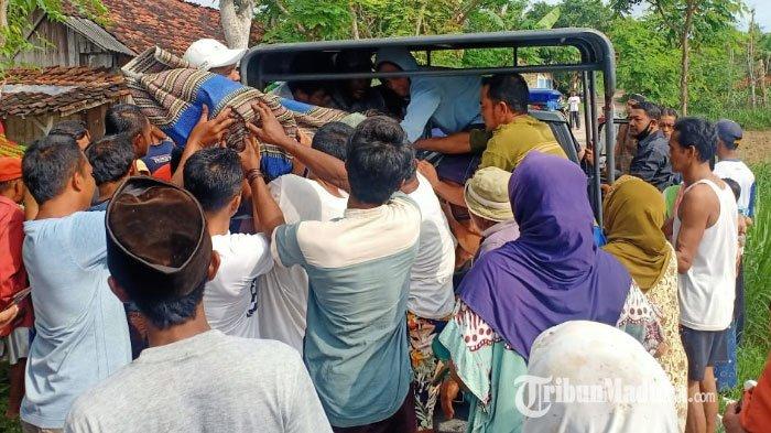 Warga mengevakuasi Moh Jalil yang terperosok ke dalam sumur di Dusun Pongkeng, Desa Aengbaja Raja, Kecamatan Bluto, Jumat (11/12/2020).
