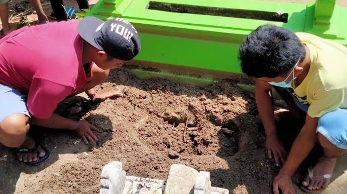 Suasana saat warga setempat bersama Pemdes Majungan dan Polsek Pademawu menggali kuburan bayi di TPU Majungan, Rabu (28/4/2021).
