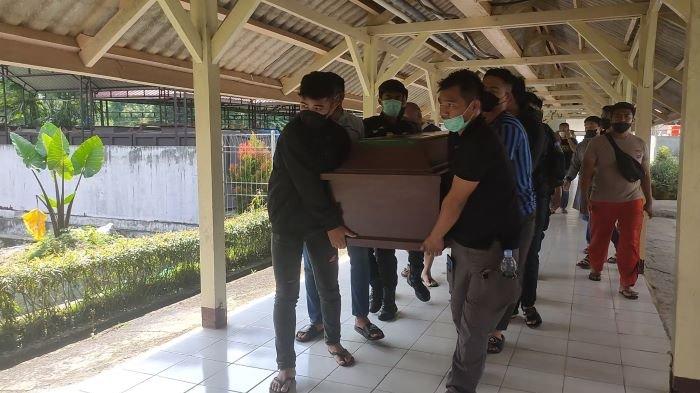 Anggota Polres Tana Toraja mengangkat peti berisi jenazah Bripda Andi Muhammad Rayhan Maulana ke mobil pengangkut jenazah, Sabtu (5/11/2022). Bripda Andi Muhammad Rayhan Maulana tewas usai ditabrak truk pengangkut semen