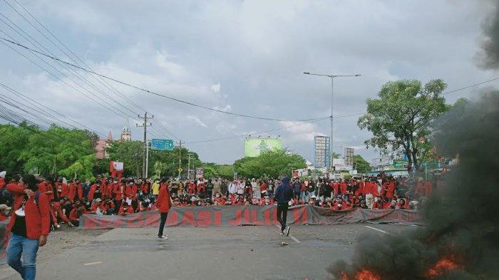 Mahasiswa Unhas sedang aksi demonstrasi di Jl Perintis Kemerdekaan, Makassar