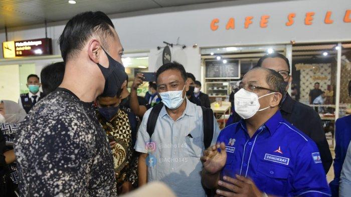 Mantan sekaligus calon Ketua DPD Partai Demokrat Sulawesi Selatan (Sulsel), Ilham Arief Sirajuddin (kemeja biru) menjemput Ketua Umum Partai Demokrat, Agus Harimurti Yudhoyono (kemeja batik) di Bandara Internasional Sultan Hasanuddin Maros di Makassar, Sulsel, Selasa (15/2/2022) malam ini. Tampak juga Andi Mallarangeng di samping kiri Ilham Arief Sirajuddin.