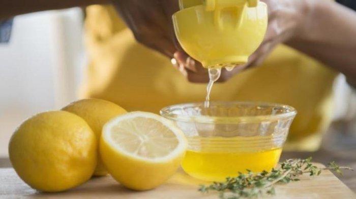 Air perasan lemon bisa membantu menurunkan kolesterol setelah kalap makan makanan berlemak saat lebaran