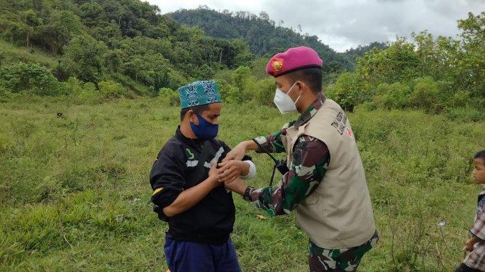 Aksi kemanusiaan Danlanal Mamuju Letkol Marinir Laode Jimmy, Letda Laut (K) dr Feddy Manurung dan Ko Pilot Lettu Laut (P) Baron, di dua desa terisolir Kabupaten Majene, akibat gempa, Jumat (2312021) siang